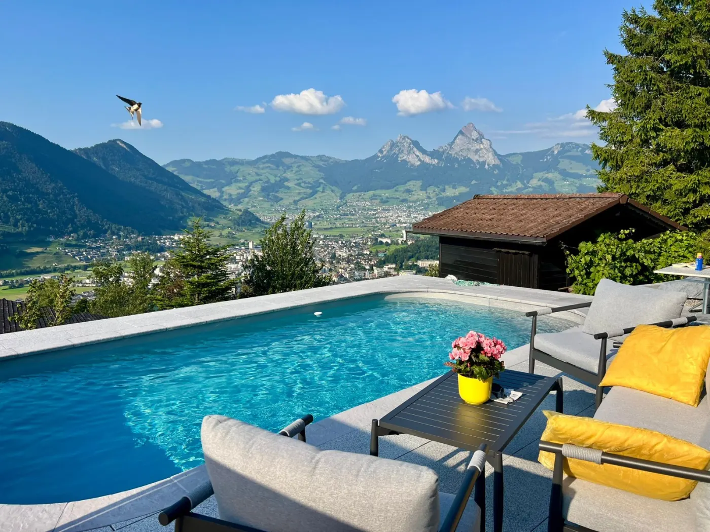 Piscine Waterair avec panorama sur les montagnes